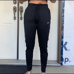 NIKE LOGO JOGGER